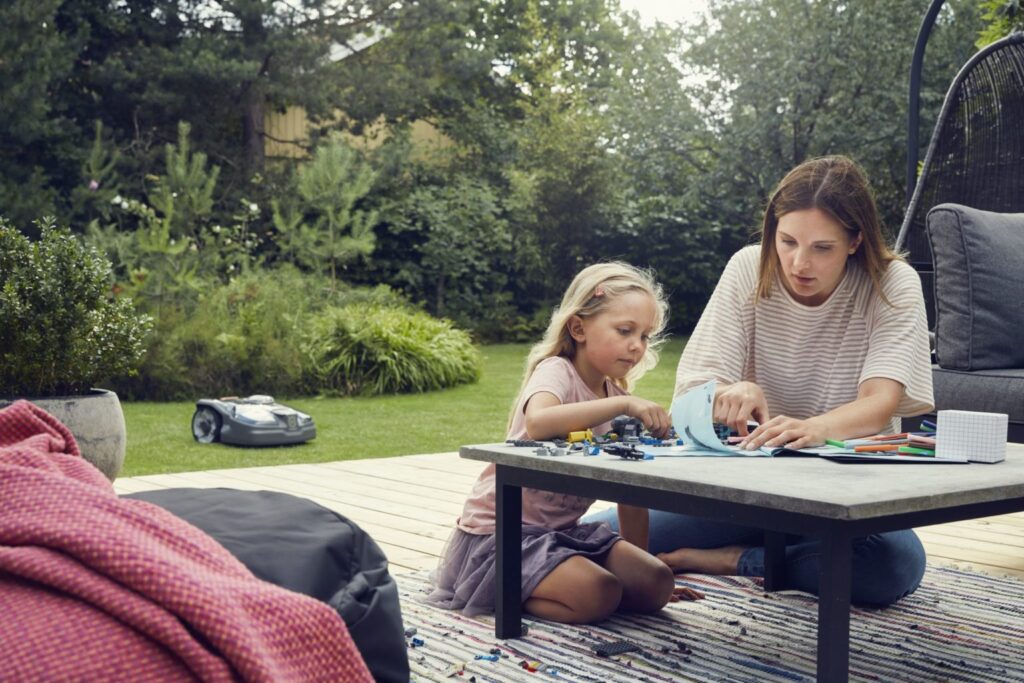 Suvi on puhkamiseks! las robot niidab.