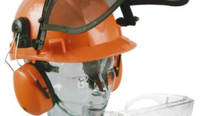 Kaitsekiiver metsatööks